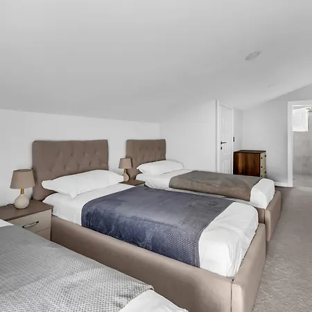 Lejzo - Swimming Pool * Berat