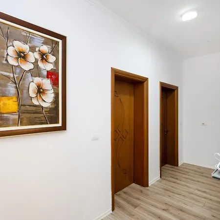 Lejzo - Swimming Pool Apartament Berat