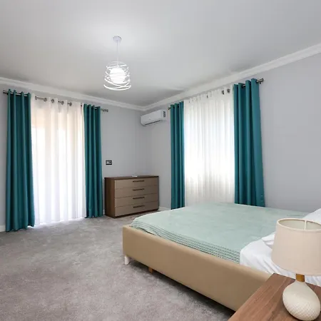 Lejzo - Swimming Pool Apartament Berat