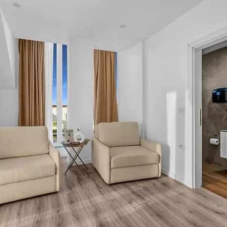 Lejzo - Swimming Pool * Berat